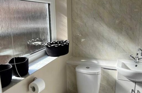 Stockton Heath Apartment | Spacious 2-Bedroom House In Stockton Heath With Free WiFi By Amazing Spaces Relocations Ltd