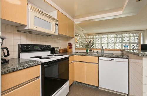 Diamond Head - Kapahulu - St. Louis Apartment | Spacious 2 Bedroom Oceanfront Condo with Full Kitchen & 'Wrap around' Lanai