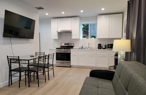 Pico - Robertson Apartment | Spacious 2-Bedroom, One and a Half Bath Home in Pico-Robertson Near Beverly Hills and Cedars-Sinai