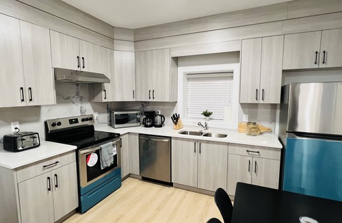 Surrey Hotel | Spacious 2 bedroom suite near beaches and border