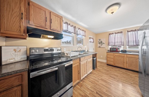 Ashland Apartment | Spacious, 2-Bedroom Unit with Laundry, Ashland KY-Near UK/KDMC Hospital!