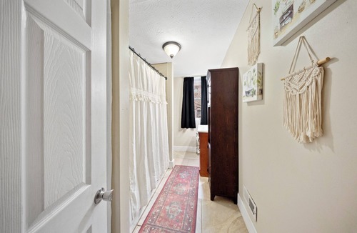 Ashland Apartment | Spacious, 2-Bedroom Unit with Laundry, Ashland KY-Near UK/KDMC Hospital!