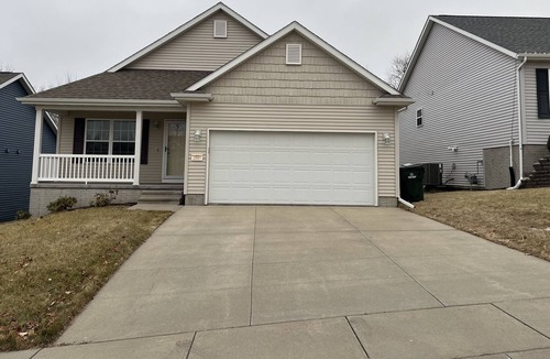 Cedar Rapids House | Spacious 2 bedroom 2 bath house . Quiet and friendly neighborhood