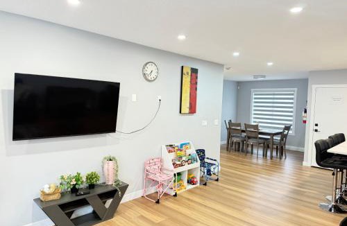 Haysboro House | Spacious 2 BR - 2 Bth House in Haysboro