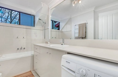 Potts Point Apartment | Spacious 2 BR Home in the Heart of Potts Point