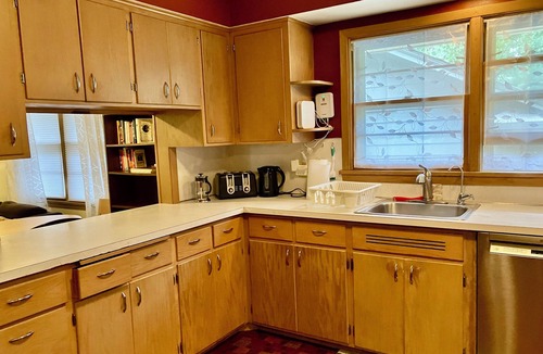 St. Anthony Park Apartment | spacious 2 BR unit in duplex with one-car attached garage and in-unit laundry