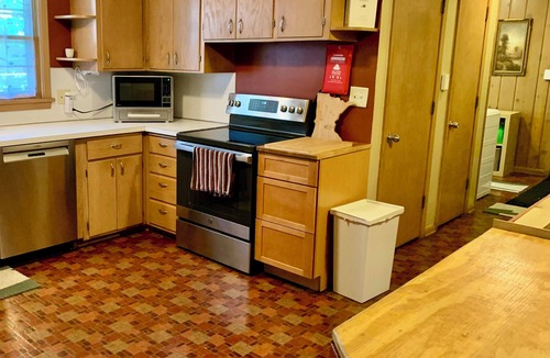 St. Anthony Park Apartment | spacious 2 BR unit in duplex with one-car attached garage and in-unit laundry