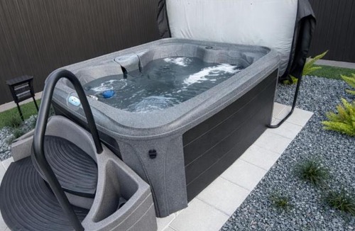 Southside House | Spacious 2 BR with HotTub Close to Downtown and Beach