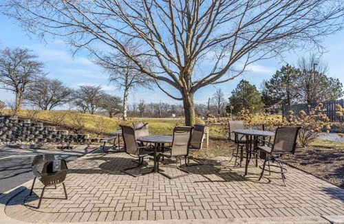 Vernon Hills Apartment | Spacious 2 Queen Beds,Nsmk|Kitchen|Studio 6 Vernon Hills