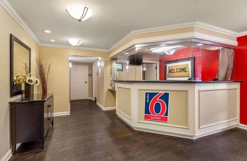 Vernon Hills Apartment | Spacious 2 Queen Beds,Nsmk|Kitchen|Studio 6 Vernon Hills