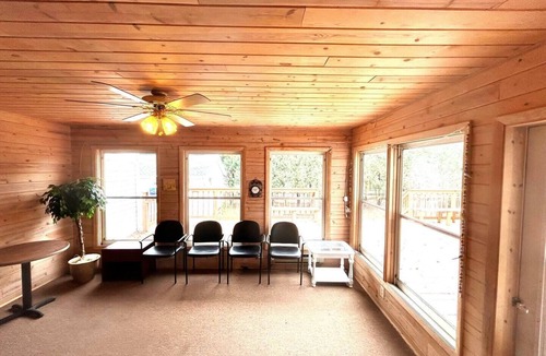 Ashwaubenon House | Spacious 2-story, 5-BR house in Titletown area, 1.5 mile to Lambeau