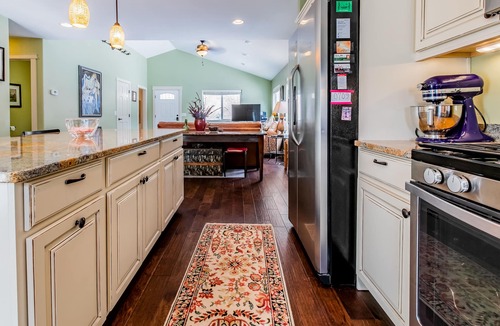 Woods Bay House | Spacious 2-Story Close to Lake-Marina-Fishing; 3 dogs-A/C-Mountain View