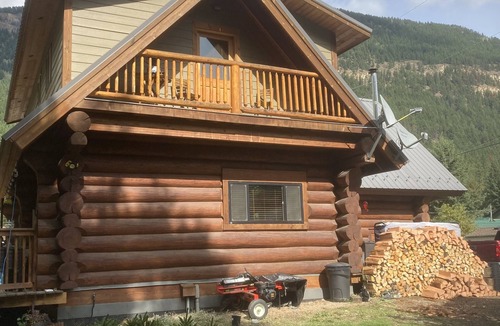 Adams Lake House | Spacious, 2000 sq. ft. Luxury Log House on Adams Lake.