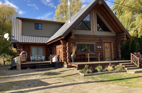 Adams Lake House | Spacious, 2000 sq. ft. Luxury Log House on Adams Lake.