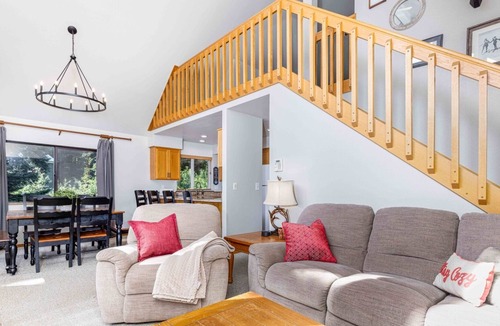 Snoqualmie Pass House | Spacious 2BD Cabin, 5 Mins from Ski Hill, Sleeps 8