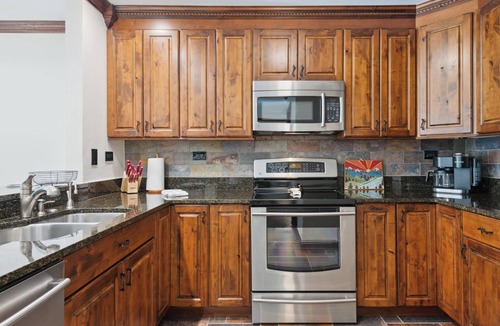 Beaver Creek Condo | Spacious 2BD + Den, Ski In Out In the Heart of Beaver Creek Village Pool jacuzzi