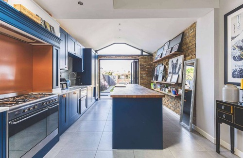 West Twickenham Apartment | Spacious 2BDR Home w WiFi Garden Sleeps 4