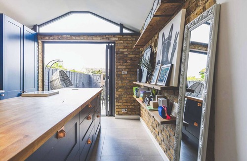 West Twickenham Apartment | Spacious 2BDR Home w WiFi Garden Sleeps 4