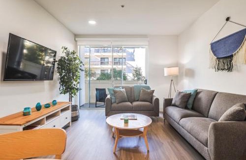 Wilshire Montana Apartment | Spacious 2BDR in SM - 5 minutes walk to the beach!