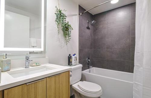 Wilshire Montana Apartment | Spacious 2BDR in SM - 5 minutes walk to the beach!