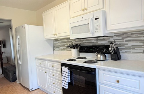 Huntcliff House | Spacious 2bed + 2bath Townhome - Minutes to Fort Jackson - King Bed