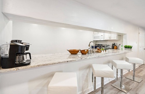 West Bristol House | Spacious 2bed room w/private deck sleep 6 & infant and toddler friendly!
