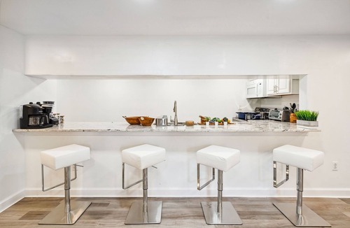West Bristol House | Spacious 2bed room w/private deck sleep 6 & infant and toddler friendly!