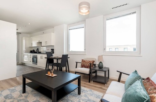Brent Apartment | Spacious 2Bedroom in Greater London + Free Parking - Pass the Keys