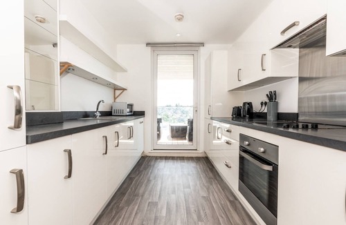Brent Apartment | Spacious 2Bedroom in Greater London + Free Parking - Pass the Keys