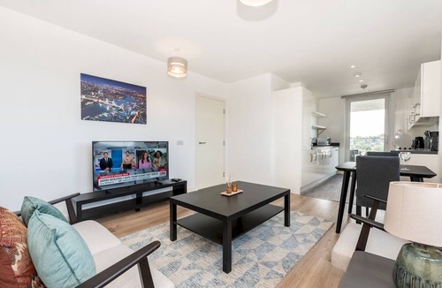 Brent Apartment | Spacious 2Bedroom in Greater London + Free Parking - Pass the Keys