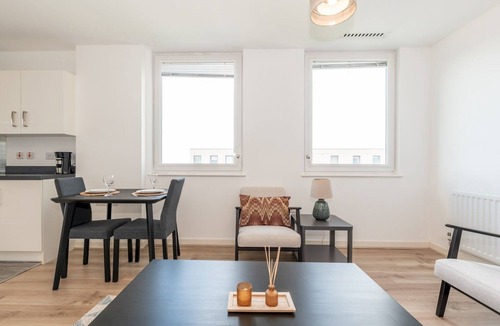 Brent Apartment | Spacious 2Bedroom in Greater London + Free Parking - Pass the Keys