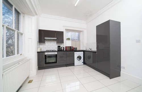 Canary Wharf Apartment | Spacious 2Bedrooms Gated Apartment 5mins walk to BlackwallStation with parking,