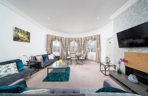 Canary Wharf Apartment | Spacious 2Bedrooms Gated Apartment 5mins walk to BlackwallStation with parking,