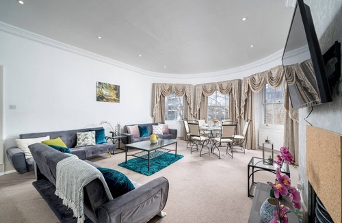 Canary Wharf Apartment | Spacious 2Bedrooms Gated Apartment 5mins walk to BlackwallStation with parking,