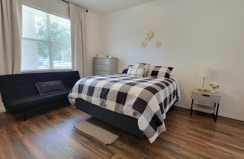 Gainesville Apartment | Spacious 2BR 2BA Suite - Walk to Mall & Hospitals