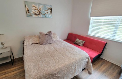 Gainesville Apartment | Spacious 2BR 2BA Suite - Walk to Mall & Hospitals