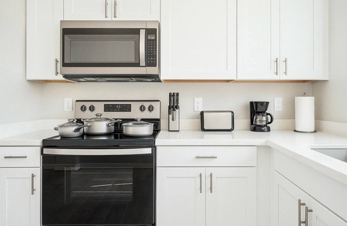 Glendale Apartment | Spacious 2BR/3Bd/70" Smart TV/2Bath