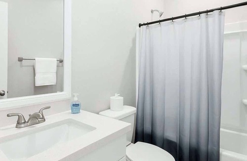 Glendale Apartment | Spacious 2BR/3Bd/70" Smart TV/2Bath
