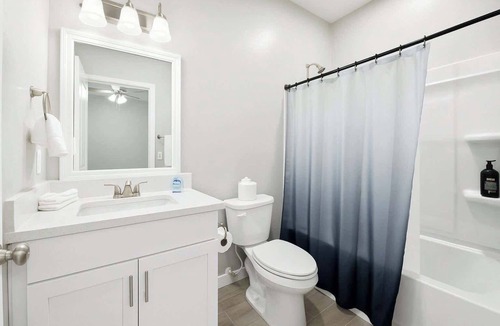 Glendale Apartment | Spacious 2BR/3Bd/70" Smart TV/2Bath