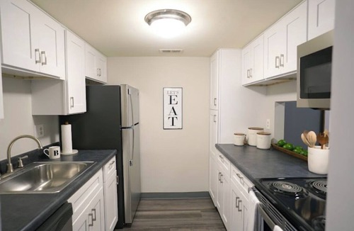 Monroeville Apartment | Spacious 2BR Apartment w/Balcony Free Parking Near UPMC