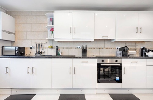 Cathedrals Apartment | Spacious 2BR Apartment in Central London – Sleeps 6 – 2min to Tube