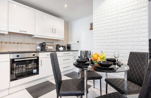 Cathedrals Apartment | Spacious 2BR Apartment in Central London – Sleeps 6 – 2min to Tube