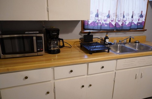Findlay Apartment | Spacious 2BR Apartment. 3 Queen Beds. Sleeps 6. Findlay, OH