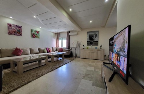 LA GIRONDE Apartment | Spacious 2BR Apt, Balcony, AC & Private Garage, Casablanca Centre