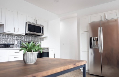 Manchester Apartment | Spacious 2BR Apt/Quiet area/Minutes from stadiums, museums, parks & more!