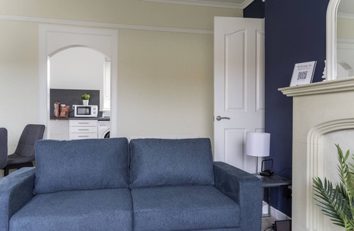Larkhall House | Spacious 2BR Apt | Sleeps 4 | Easy Access