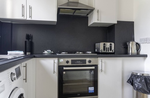 Larkhall House | Spacious 2BR Apt | Sleeps 4 | Easy Access
