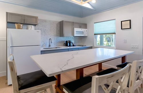 Captiva Hotel | Spacious 2BR Cottage | Porch | Pools | Free Parking | Steps from Captiva Beach
