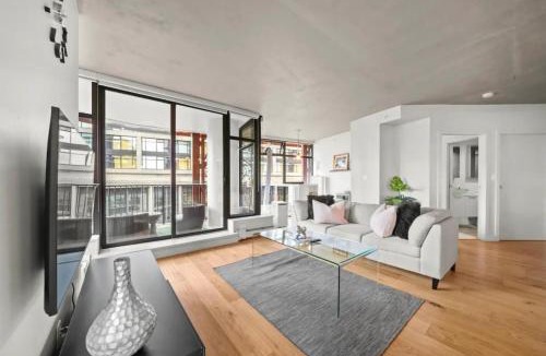 Gastown Apartment | Spacious 2BR Downtown Vancouver Condo Free Parking