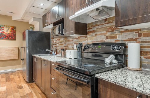 Shaughnessy Village Apartment | Spacious 2BR Downtown - Vintage Charm Sleeps 10